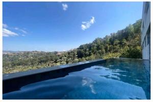 a swimming pool with a view of a mountain at Hotel Resort Carpe Diem 2Q in Campos do Jordão
