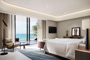 The St Regis Longboat Key Resort في لونغبوت كي: غرفة نوم مع سرير وإطلالة على المحيط