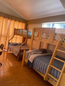 um quarto com 2 beliches num quarto em Villa Elizabeth - Tú Hermosa Casa de Campo em Lima