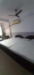 Posteľ alebo postele v izbe v ubytovaní SPOT ON Gajadhar Rest House