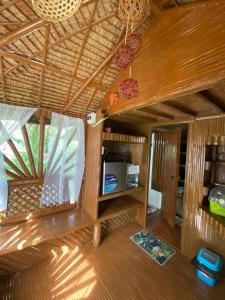 uma vista interior de um quarto com uma cozinha e uma sala de estar em Eco Park - Albur Rental Properties em Alburquerque