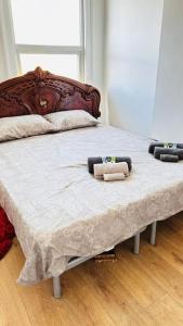 ein Bett mit zwei Handtüchern darüber in der Unterkunft 3 Bed House East London Home in London