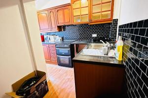 eine Küche mit einer Spüle und einer Arbeitsplatte in der Unterkunft 3 Bed House East London Home in London