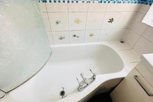 ein Badezimmer mit einem weißen Waschbecken und einem Spiegel in der Unterkunft 3 Bed House East London Home in London
