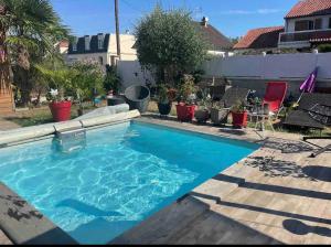 Bazén v ubytování Petit paradis accueillant piscine proche CNFDI Chambre privée nebo v jeho okolí + 4 fotografie
