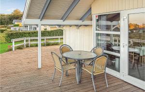 d'une terrasse avec une table et des chaises. dans l'établissement 3 Bedroom Awesome Home In Sjlund, à Hejls