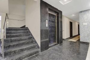 un couloir avec des escaliers et une porte dans un bâtiment dans l'établissement Collection O 1019 Galaxy Suites, à Hyderabad