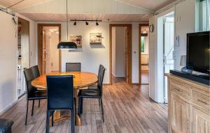 - une salle à manger avec une table et des chaises en bois dans l'établissement Awesome Home In Nordborg With Kitchen, à Nordborg