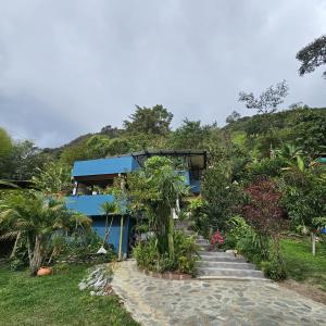 una casa con una escalera que conduce a ella en Entre Cantos - Hospedaje Rural en Ibagué