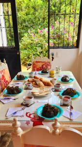una mesa con platos de comida. en Entre Cantos - Hospedaje Rural, en Ibagué