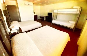 pokój z 2 łóżkami i 2 łóżkami piętrowymi w obiekcie BONITTO INN® Monterrey Norte w mieście Monterrey
