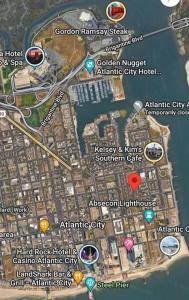 um mapa de uma cidade com edifícios e o oceano em Atlantic City Bungalow Retreat em Atlantic City