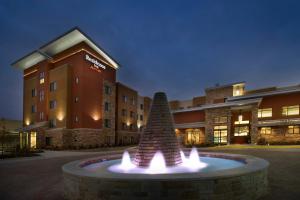 ein Hotel mit einem Brunnen vor einem Gebäude in der Unterkunft Residence Inn by Marriott Tyler in Tyler