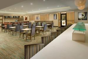 Residence Inn by Marriott Tyler في تايلر: مطعم فيه طاولات وكراسي في الغرفة