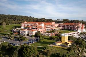 una vista aérea de un gran edificio en Penha Longa Resort, en Sintra