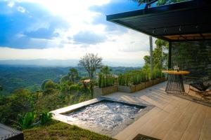 a backyard patio with a plunge pool and a view of the mountains at La Casita Filandia in Filandia