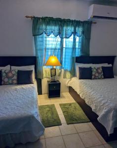 Cama ou camas em um quarto em Native Vybz