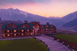 索纳马格Four Points by Sheraton Sonmarg Resort的一座以群山为背景的大楼