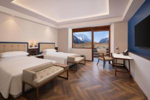 Four Points by Sheraton Sonmarg Resort客房内的一张或多张床位