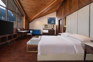 索纳马格Four Points by Sheraton Sonmarg Resort的一间有两张床和一台平板电视的酒店房间