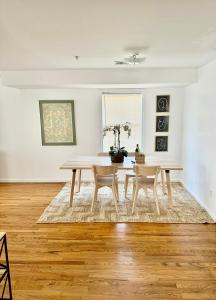 a dining room with a table and chairs at Stylish Evergreen Apartment By Newark Airport in Newark