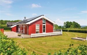 SkovbyにあるBeautiful Home In Sydals With 3 Bedrooms, Sauna And Wifiの赤納屋