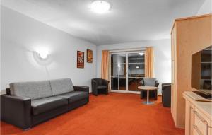 un soggiorno con divano e TV di Beautiful Apartment In St, Anton With 2 Bedrooms, Internet And Sauna a Sankt Anton am Arlberg