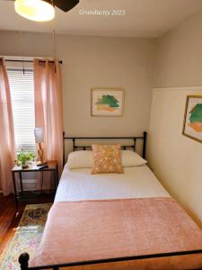 um quarto com uma cama com uma almofada em Lovely! near Cleve Clinic/UH/CWRU/Dwntwn w/porch em Cleveland