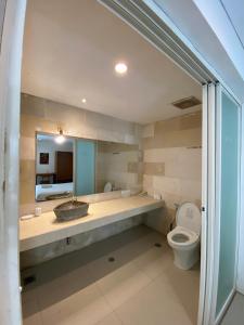 努沙杜瓦3 BR Chrysanthemum Villa nusadua的带水槽和马桶的浴室