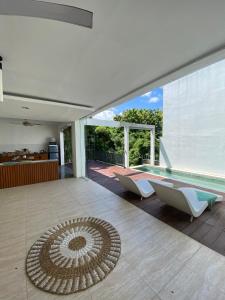 努沙杜瓦3 BR Chrysanthemum Villa nusadua的带玻璃桌椅的客厅