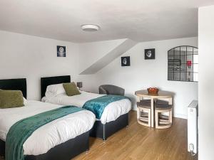 Een bed of bedden in een kamer bij Honeymead - Uk46952