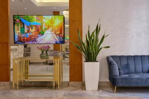 een woonkamer met een tv aan de muur bij STYLO Residences & Suites in Tasjkent