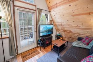 TV in/ali zabaviščno središče v nastanitvi A-Frame Cabin - Mountain Views, Deck, Pet Friendly