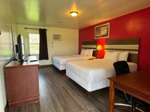 Ένα ή περισσότερα κρεβάτια σε δωμάτιο στο Thruway Holiday Motel