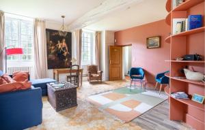 un soggiorno con divano blu e pareti rosa di Magnifique Maison Avec Piscine a Villotran