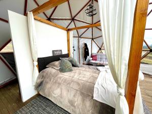 1 dormitorio con 1 cama en una tienda de campaña en Lujoso Glamping MarQua Spa Guatavita Wifi Cocina, en Guatavita