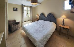una camera da letto con un letto grande e una sedia di Lovely Home In Saint-Laurent-De-La-Ca a Saint-Laurent-de-la-Cabrerisse