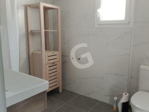 Kúpeľňa v ubytovaní Maison proche mer pour 8 personnes avec terrasse, proche commerces et activités, La Tranche-sur-Mer - FR-1-357-297 + 22 fotografií