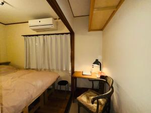 Una cama o camas en una habitación de Atami Ikyuan 熱海一休庵