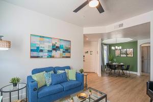 Una sala de estar con un sofá azul y una mesa. en Work Hard, Relax Harder , Pool & Workspace- N248, en Scottsdale