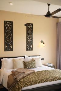 sypialnia z łóżkiem i 2 zdjęciami na ścianie w obiekcie Thumpers Cottage w mieście Kalawana