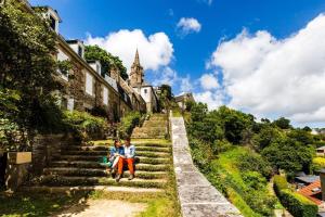 dos personas sentadas en las escaleras de un castillo en Mathilde, en Lannion