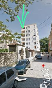 ein Auto, das an der Straßenseite geparkt ist in der Unterkunft City Center Apartment in Shkodra
