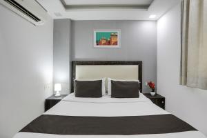 Säng eller sängar i ett rum på Super OYO Hotel Mannat Near Lotus Temple