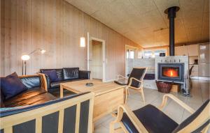 uma sala de estar com um sofá e uma lareira em Cozy Home In Haderslev With Kitchen em Årøsund