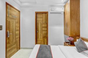 Postel nebo postele na pokoji v ubytování Super Capital O Hotel Moody Inn