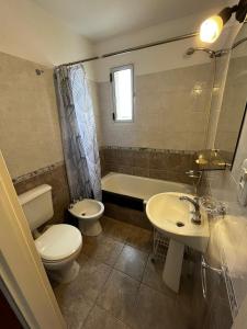 バイアブランカにあるMITREのバスルーム(トイレ、洗面台、バスタブ付)