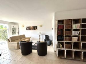 un soggiorno con divano e libreria di Maison L'Isle-sur-la-Sorgue, 3 pièces, 4 personnes - FR-1-767-20 a LʼIsle-sur-la-Sorgue