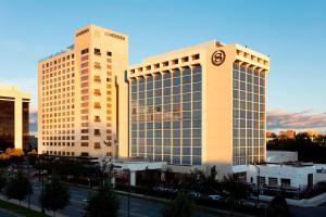 un grande edificio con un orologio sul lato di Le Méridien Charlotte a Charlotte