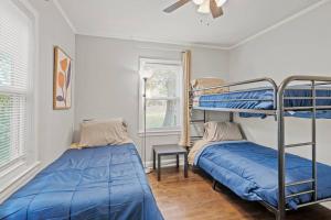 - une chambre avec 2 lits superposés et une chaise dans l'établissement GoodLiving: Decatur's Gem, à Decatur